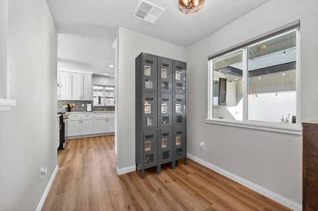 5825 Merlindale Dr, Citrus Heights, CA 95610