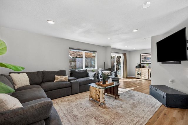 5825 Merlindale Dr, Citrus Heights, CA 95610