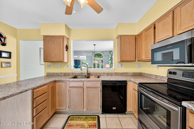 10521 Bay Pointe Ct, Louisville, KY 40241