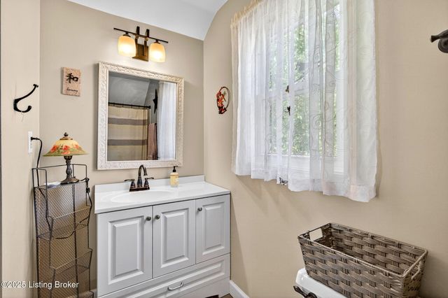 10521 Bay Pointe Ct, Louisville, KY 40241