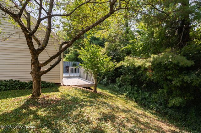 10521 Bay Pointe Ct, Louisville, KY 40241