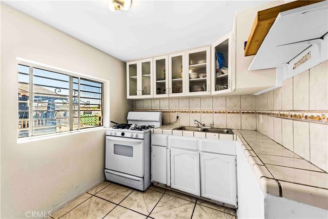736 W 41st Place, Los Angeles, CA 90037