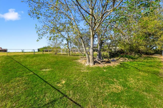 3873 Lois Road E, Sanger, TX 76266