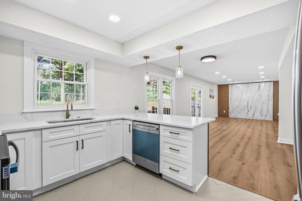 Image 8 of property listing at 1425 GROUSE CT, Frederick, MD 21703