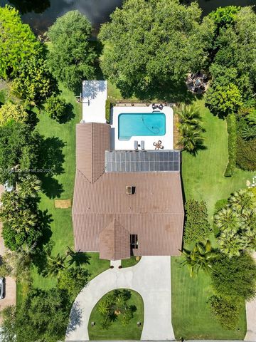 11850 Oak Leaf Dr., Davie, FL 33330