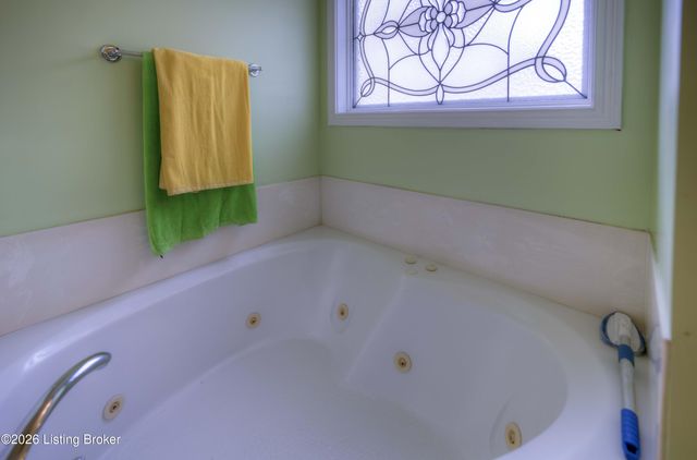 5125 Oaklawn Park Dr, Louisville, KY 40299