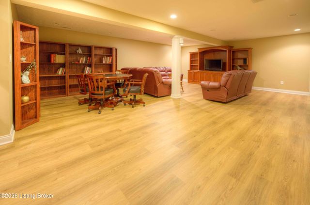 5125 Oaklawn Park Dr, Louisville, KY 40299