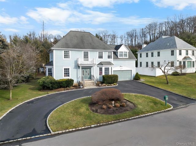 14 Mackay Way, Roslyn, NY 11576