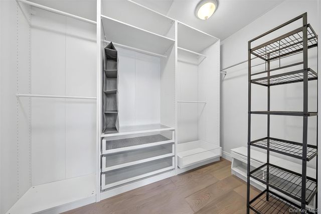 14 Mackay Way, Roslyn, NY 11576