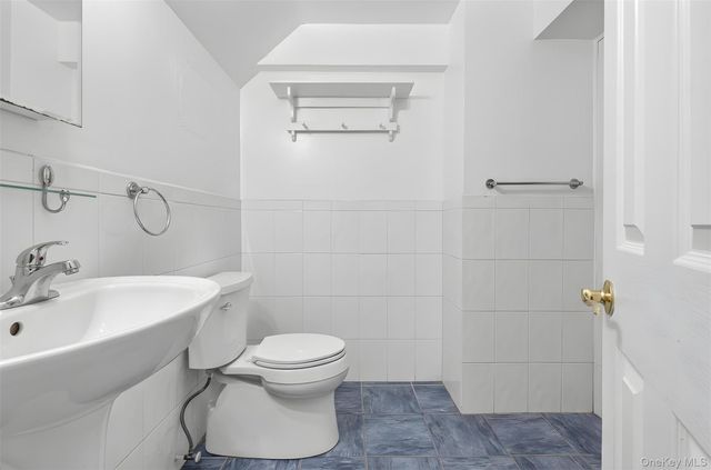 14 Mackay Way, Roslyn, NY 11576