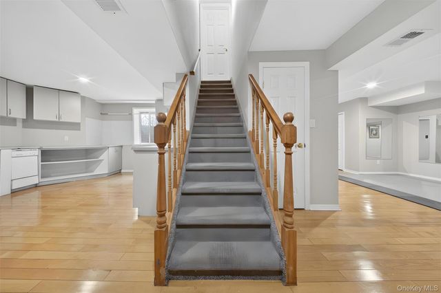 14 Mackay Way, Roslyn, NY 11576