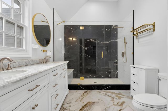 14 Mackay Way, Roslyn, NY 11576