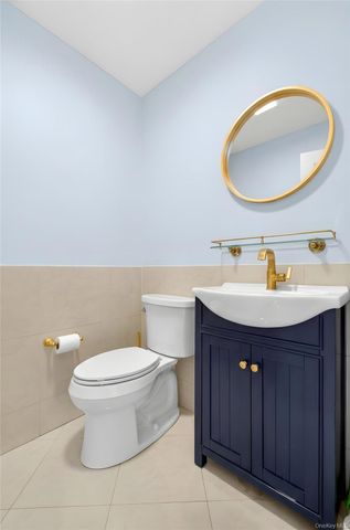 14 Mackay Way, Roslyn, NY 11576