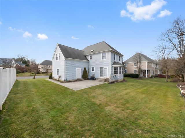 14 Mackay Way, Roslyn, NY 11576