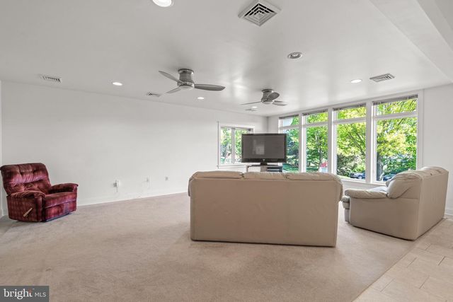 23 DEERFIELD RD, Lancaster, PA 17603