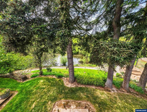 2266 Ironwood St, Eugene, OR 97401