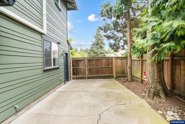 2266 Ironwood St, Eugene, OR 97401