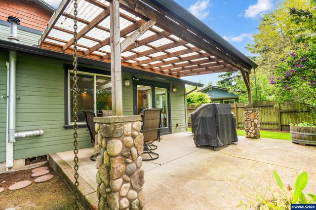 2266 Ironwood St, Eugene, OR 97401