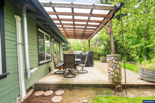 2266 Ironwood St, Eugene, OR 97401