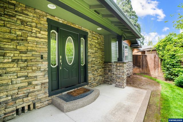 2266 Ironwood St, Eugene, OR 97401