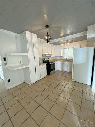 4 Marine Dr, Pensacola, FL 32507