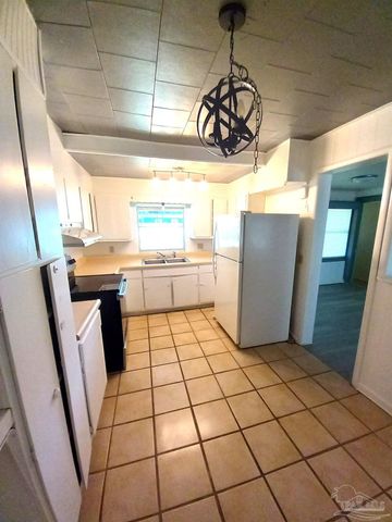 4 Marine Dr, Pensacola, FL 32507