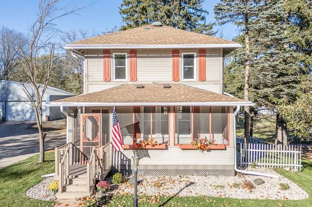 406 W FULTON STREET, Waupaca, WI 54981