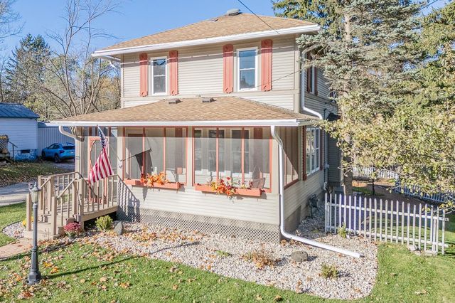 406 W FULTON STREET, Waupaca, WI 54981