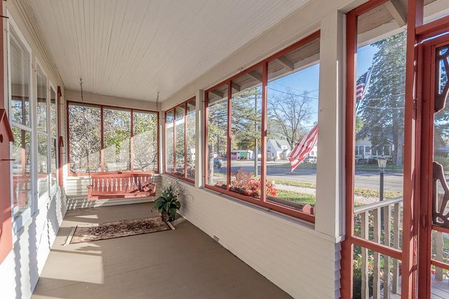 406 W FULTON STREET, Waupaca, WI 54981