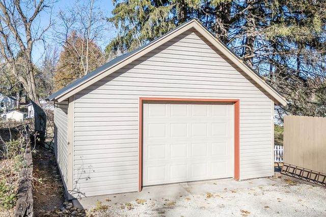 406 W FULTON STREET, Waupaca, WI 54981