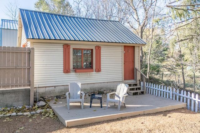 406 W FULTON STREET, Waupaca, WI 54981