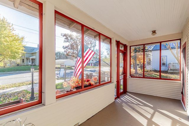 406 W FULTON STREET, Waupaca, WI 54981