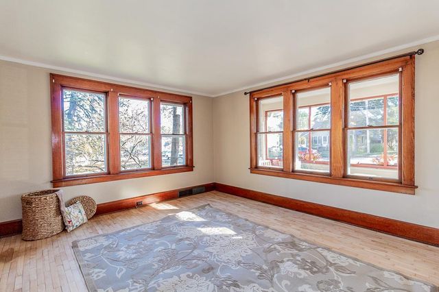 406 W FULTON STREET, Waupaca, WI 54981