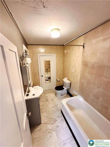 373 East High Street, Hellertown Boro, PA 18055