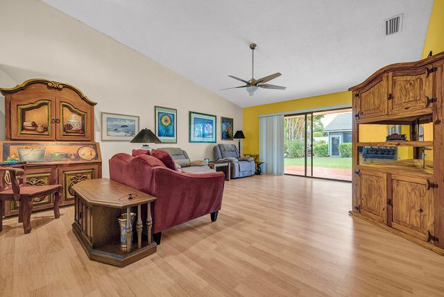 8 Eaton Place, Boynton Beach, FL 33426