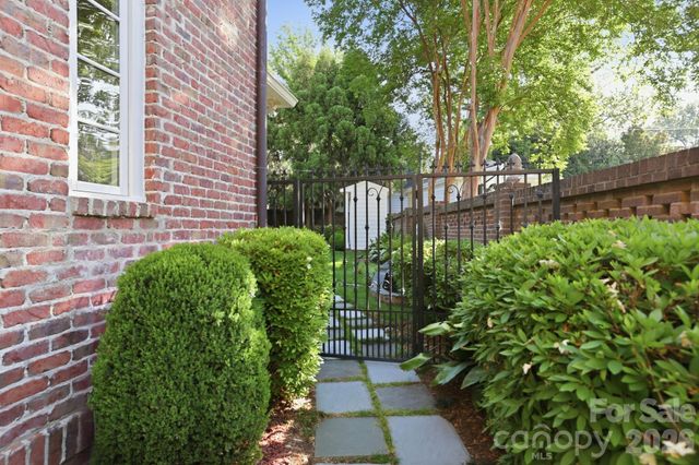 309 Hempstead Place, Charlotte, NC 28207