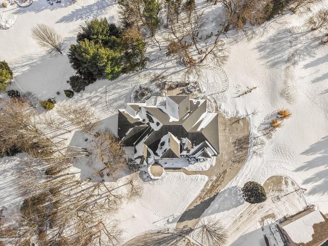 139 Legend COURT, Wales, WI 53183