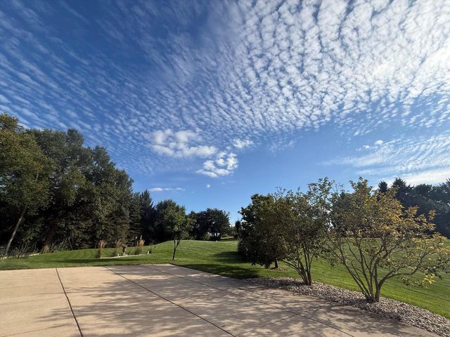 139 Legend COURT, Wales, WI 53183