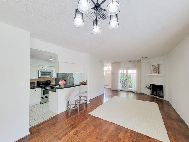 2220 Bering Drive 12, Houston, TX 77057