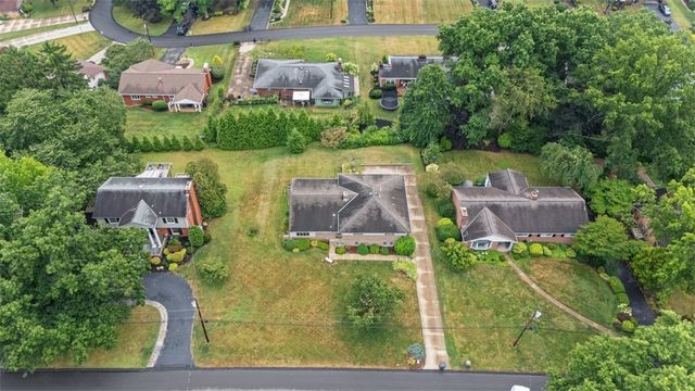 2635 FAIRGREEN, Upper St Clair, PA 15241