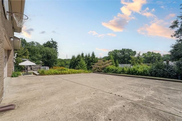 2635 FAIRGREEN, Upper St Clair, PA 15241