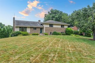 2635 FAIRGREEN, Upper St Clair, PA 15241