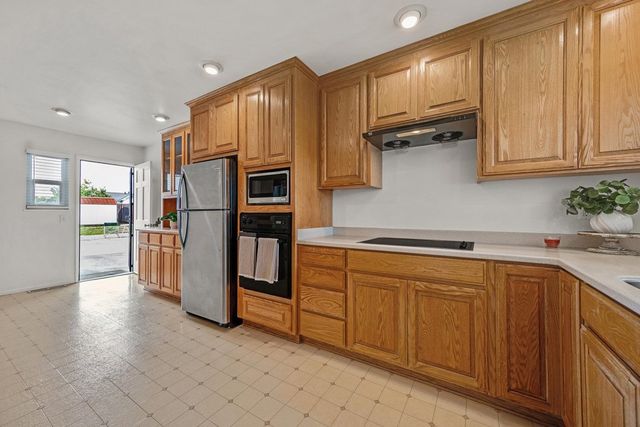 24825 24825 Santa Clara St, Hayward, CA 94544