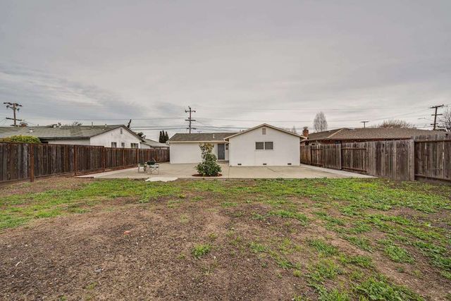24825 24825 Santa Clara St, Hayward, CA 94544