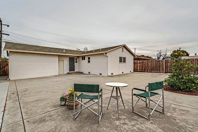 24825 24825 Santa Clara St, Hayward, CA 94544