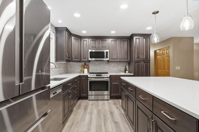 1748 Duluth St., Richland, WA 99354