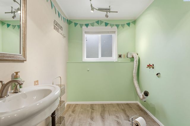 1748 Duluth St., Richland, WA 99354