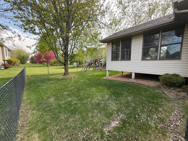 9828 Greenspruce Avenue N, Brooklyn Park, MN 55443