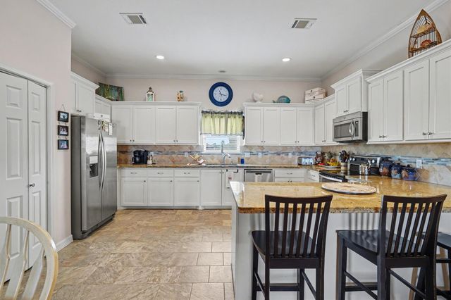 437 Pompano Street, Bayou Vista, TX 77563