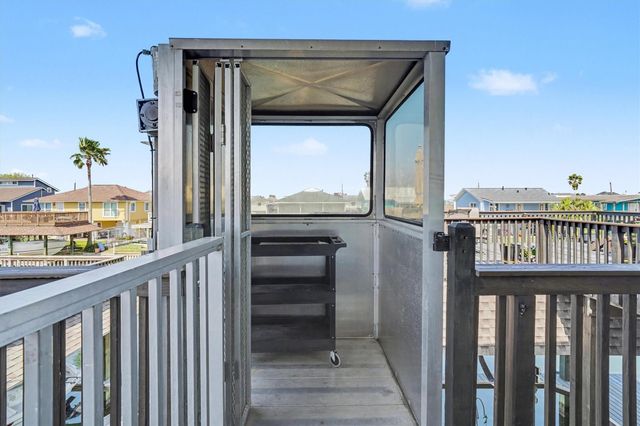 437 Pompano Street, Bayou Vista, TX 77563